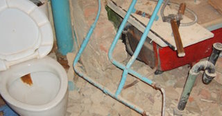 Профессиональный демонтаж перегородки ванной и туалета в Балашове - от 576 рублей